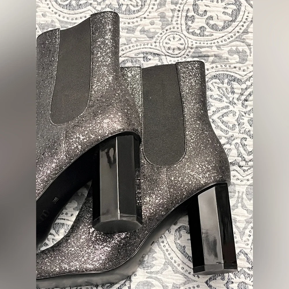 Donald Pliner Laila Booties Silver Glitter Suede Octangular Heel Sz 7M